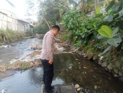 Polsek Ciomas Bersama Instansi Terkait Di Bantu Warga Evakuasi Penemuan Mayat di Bantaran Sungai Dekat Pondok Pesantren di Ciomas