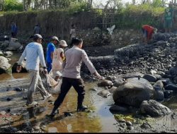 Bhabinkamtibmas Jurumapin Gotong Royong Bersama Warga Perbaiki Jalan