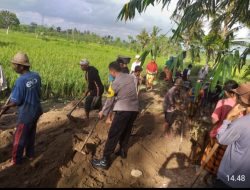 Bhabinkamtibmas Desa Barejulat Polsek Jonggat  bersama masyarakat Gotong Royong Pembuatan Jalan.