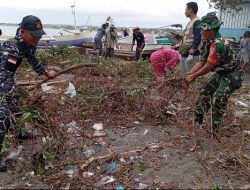 Babinsa Tanjung Luar Koramil 1615-04/Keruak Gelar Aksi Clean Up di Pantai Bangsal