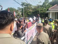 Aksi Damai Tuntut Hak-Hak Pekerja: Satu Orang Satpam PT Pinago Utama Meninggal Dunia di Depan Kantor Bupati Muba