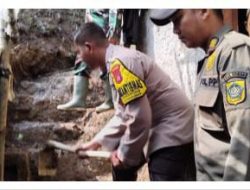 Polsek Nanggung Bersama Instansi Terkait Mengecek Lokasi TKP Adanya Tanah Longsor di Desa Nanggung Menimpa Dapur Rumah Warga Dan Bergotong Royong Untuk Membantu Rumah Yang Terkena Dampak Longsor