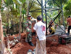 Dukung Ketersediaan Air Babinsa Desa Sukadamai Bantu Pembuatan Sumur Bor Untuk Warga Kampung Pasir Ipis