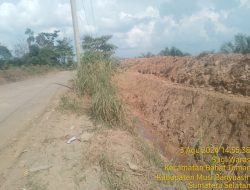 Parit Gajah PT Pinago Utama Disinyalir Serobot Bahu Jalan Mangun Jaya-Macang Sakti