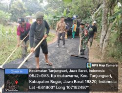 Babinsa Desa Sirnasari Dampingi Pengaspalan Hotmix Program Bangkeu Pemda Bogor