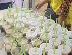 Pak polisi Ali bersama Gerakan Masyarakat Wanita Sriwijaya Sumsel Berbagi Es Cendol