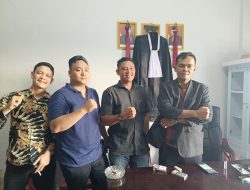 Ketua Umum LSM POSE RI Desri Nago, SH didampingi advokat Philipus Pito Sogen. S.H, Advokat Ilham Wahyudin, SH,Advokat Asbi,SH menggelar konfrensi pers di Kantor Hukum Desri Nago, SH