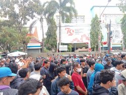 Massa Marah: Bakar Ban dan Panjat Pagar, Pj Gubernur Diultimatum