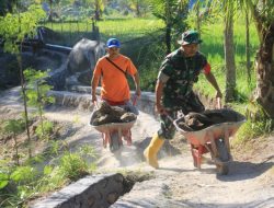 Anggota Kodim 1615/Lombok Timur Bersemangat Bantu Pembangunan Talud Irigasi Desa Kesik.