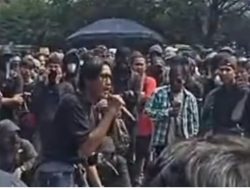 Ribuan Mahasiswa Kompak Berpakaian Hitam Berdemonstrasi Didepan Gedung DPRD Jabar