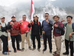 Semarak HUT ke-79 RI, Pj. Bupati Bogor Kibarkan Merah Putih di Kawasan Kawah Ratu Gunung Salak