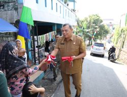 Diskominfo Bagikan Bendera Merah Putih Ajak Masyarakat Meriahkan HUT ke-79 RI