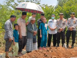 Kombes Pol Sunarto beserta staff Bidhumas Polda Sumsel Melayat di kediaman (almarhumah) Hj Lismaria binti Sopyan Hadi (Isteri Aipda H.M. Aliudin,SH)