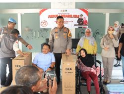 KAPOLRES BOGOR DALAM RANGKA SILAHTURAHMI KAMTIBMAS DAN COOLING SYSTEM MEMBERIKAN BANTUAN KEPADA PENYANDANG DISABILITAS
