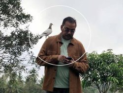 Denny Dan Merpati, Merpati Yang Indah Dan Lucu Hinggap Di Bahu Denny JA