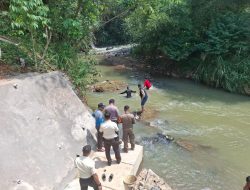 POLSEK CARINGIN BERSAMA INSTANSI TERKAIT CEK LOKASI TKP ADANYA PENEMUAN MAYAT BAYI JENIS KELAMIN LAKI – LAKI DI SUNGAI CISADANE