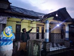 *POLSEK CIBUNGBULANG BERSAMA INSTANSI TERKAIT CEK LOKASI TKP AKIBAT MUSIBAH BENCANA ALAM CURAH HUJAN LEBAT ATAP RUMAH WARGA RUSAK BERAT*