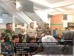 SINERGITAS TNI POLRI WILAYAH HUKUM POLSEK MEGAMENDUNG COOLING SYSTEM DENGAN MONITORING AMANKAN PELAKSANAAN PEMBAGIAN BANTUAN SOSIAL UNTUK WARGA MASYARAKAT DESA SUKAMANAH