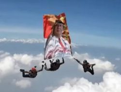 *Penerjun Payung Polri Kibarkan Potret Raksasa Jokowi dan Prabowo di Langit*