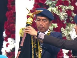 *Jokowi Dianugerahi Medali Kehormatan Loka Praja Samrakshana Polri*