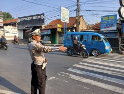 Anggota Wilayah Hukum Polsek Ciampea Giat COOLING Sistem Laksanakan Kegiatan Pengaturan lalulintas Melayani Warga Masyarakat Pengguna Jalan Raya