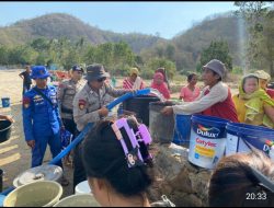 Air Bersih Polairud Polda NTB Ringankan Warga Terdampak Kekeringan di Sekotong Barat