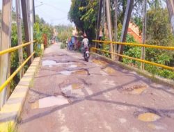 Terabaikan Aspal di Jembatan Desa Pandan Dulang Penuh Lobang