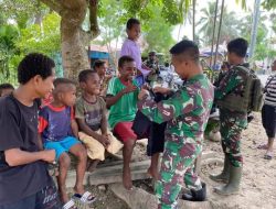 TNI Bagi Baju Baru, Senyum Ceria Hiasi Wajah Anak-Anak di Perbatasan RI-PNG