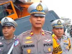 Rem Blong, Mobil Truk Bermuatan Pupuk Hantam Ruko dan Mobil 