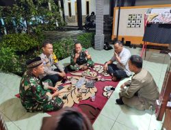 SINERGITAS TNI POLRI WILAYAH HUKUM POLSEK TAMANSARI GIAT COOLING SISTEM CEK POS SISKAMLING WARGA BERSAMA KEPALA DESA SUKAJADI BERI HIMBAUAN DAN AJAK JAGA KAMTIBMAS