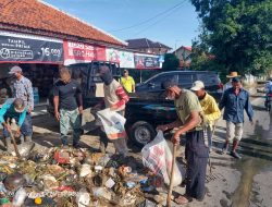 KADES BABAKAN RADEN TERJUN LANGSUNG DALAM RANGKA JUMSIH MEMBERSIHKAN SALURAN IRIGASI. AJAK WARGA PEDULI KEBERSIHAN