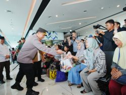 Kapolri dan Jajaran Tinjau Pelabuhan Merak, Bagikan Bingkisan Untuk Pemudik dan Petugas