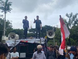 Pembakaran Ban dan Lemparan Telur! Aksi Massa Panas di Depan PTUN Jakarta
