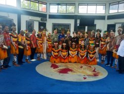 *Tiba di Sentani, Rombongan SKKP Disambut Tarian Daerah dan Penyematan Mahkota Kasuari*