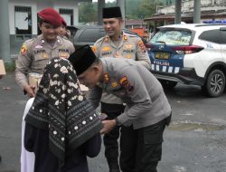 Polres Taput Bagikan Takjil, Wujud Kepedulian dan Toleransi di Bulan Ramadhan