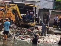 Bupati Tangerang Turun Tangan Bersihkan Sampah Sungai Golden di Teluknaga: Seruan Kuat Jaga Lingkungan Usai Lebaran