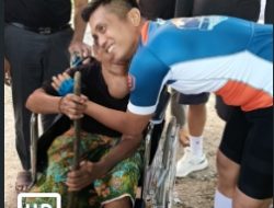 Gowes Kamtibmas, Kapolres Lombok Utara Sisir Desa Tegal Maja, Salurkan Bantuan Kursi Roda