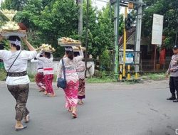 Personel Polsek Selaparang Kawal Prosesi Ngaben, Pastikan Keamanan dan Kelancaran Lalu Lintas