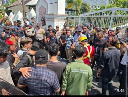 Aksi Desakan Pembentukan Provinsi Pulau Sumbawa, Polda NTB Kerahkan Personel Kawal Unjuk Rasa di Kantor DPRD