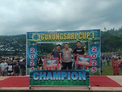 Kapolsek Gunungsari Hadiri Sekaligus Pimpin Pengamanan Pertandingan Final Sepak bola  Gunungsari Cup I