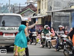 Dalam Upaya Peningkatan Kesadaran Serta  Budaya Tertib Berlalu Lintas Satlantas Polres Lotim Gencar Mmberikan Edukasi Pentingnya Memakai Helem