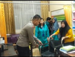 Respon Cepat Polisi! Ibu Hamil Pingsan di Depan Rumah Makan, Langsung Dievakuasi ke Puskesmas oleh Polsek Ampenan