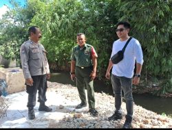 Antisipasi Bencana, Bhabinkamtibmas Mayure Kawal Pemasangan Bronjong di Kali Ancar