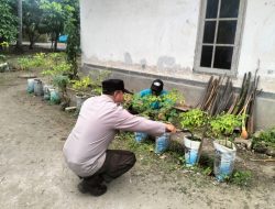 Dukung Ketahanan Pangan, Polsek Gunungsari Dorong Warga Manfaatkan Lahan Kosong Jadi Kebun Sayur