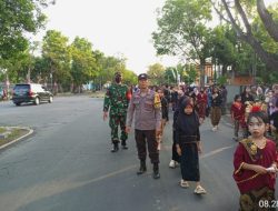 Amankan Tradisi Nyongkolan, Bhabinkamtibmas Abiantubuh dan Dasan Cermen Kawal Jalannya Pawai