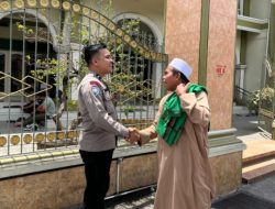 Dekatkan diri dengan Warga, Bhabinkamtibmas Polsek Sandubaya Sholat Jumat Bersama Warga Binaan