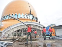 *Bakti Tanpa Pamrih, Prajurit Petarung Pasmar 3 Gotong-royong Bangun Masjid Al-Akbar Sorong*
