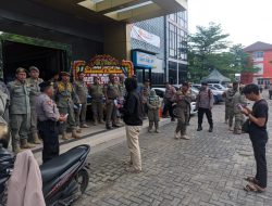 *Dua Aktivis Mahasiswa Kembali Melakukan Aksi Demonstrasi di Depan Kantor Satpol PP Kota Bekasi*