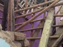 Hujan Disertai Angin Puting Beliung, Rumah Warga Ambruk dan Timpa Rumah Tetangga