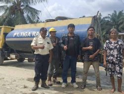 Kurangi Debu di Musim Kemarau, PT. Agrinas Palma Nusantara KSO PT. Tiga Raja Mas Lakukan Penyiraman Jalan